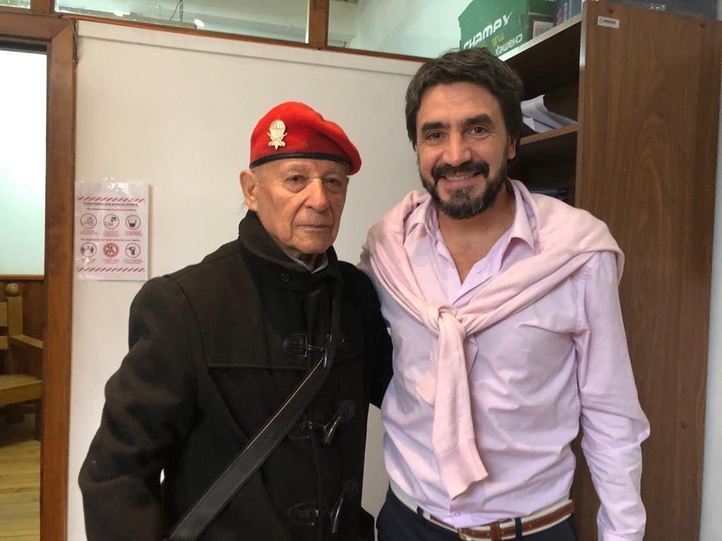 El intendente de San Martín de los Andes con el Campeón Sudamericano en atletismo.