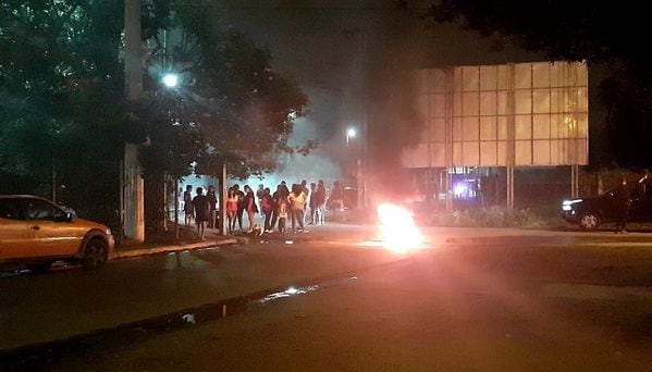 Vecinos del barrio San Calixtocortaron la avenida Excombatientes de Malvinas para protestar contra la inseguridad