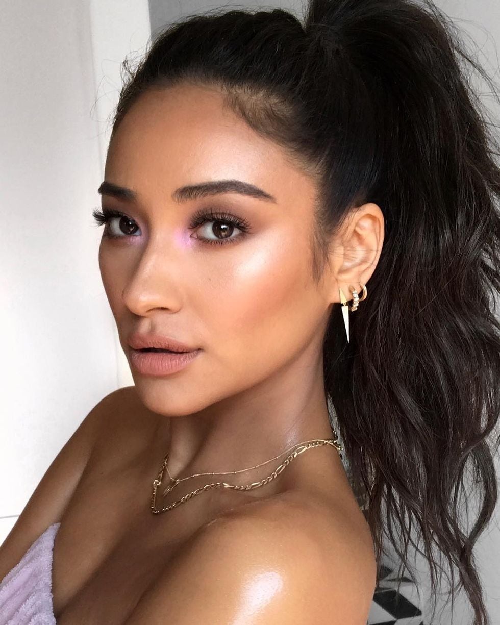 Shay Mitchell, actriz que adoptó el nuevo maquillaje