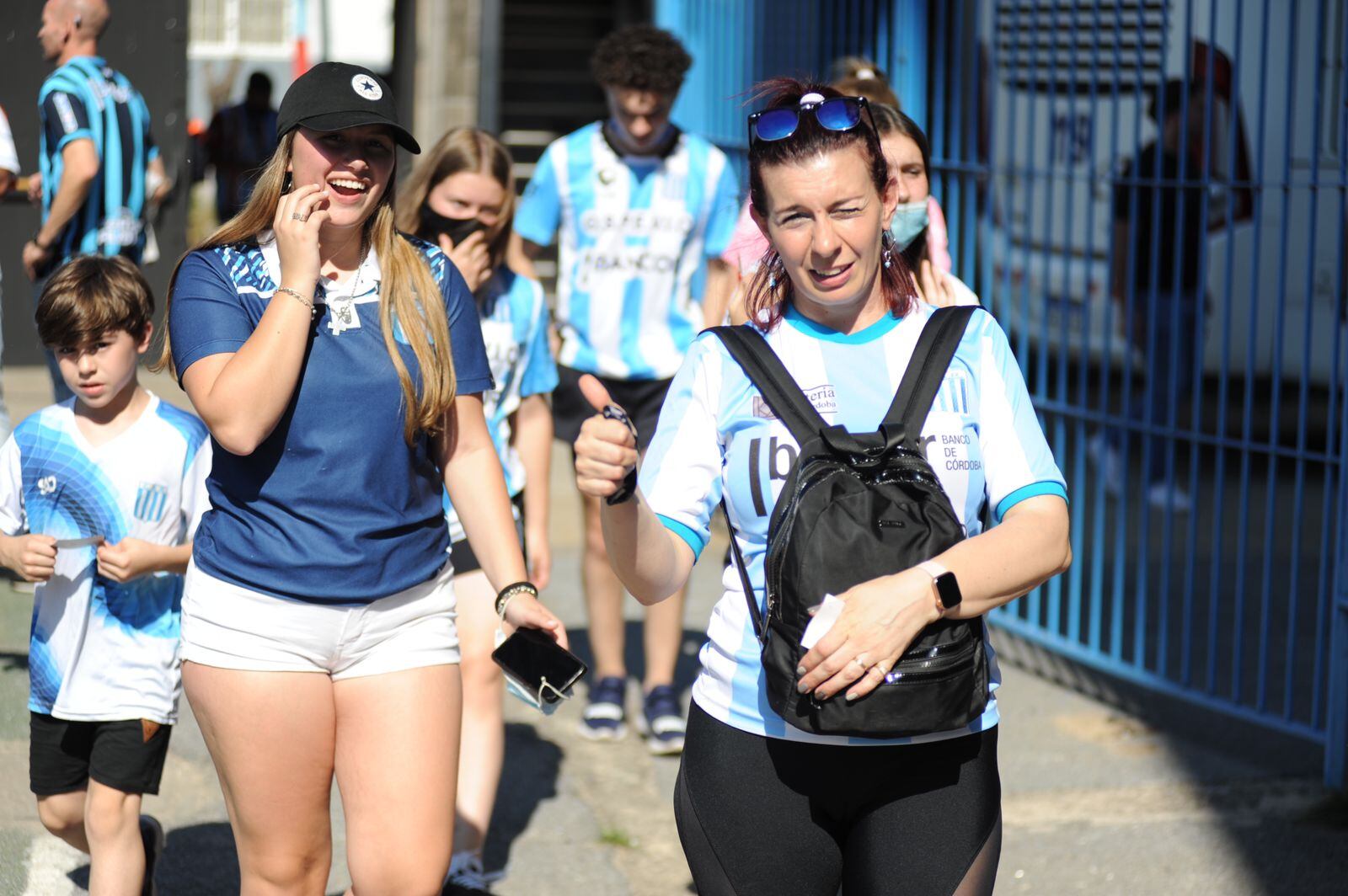 La hinchada de Racing en la cancha de Arsenal para ver la final ante Madryn. (Federico López Claro)