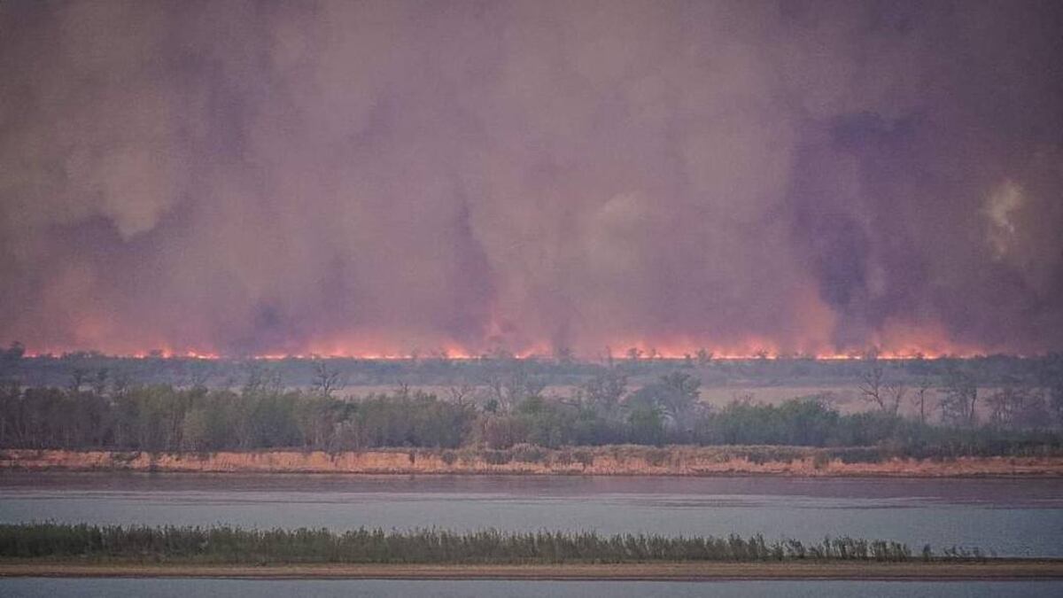 Montaron dos grandes operativos por incendios en las islas del río Paraná