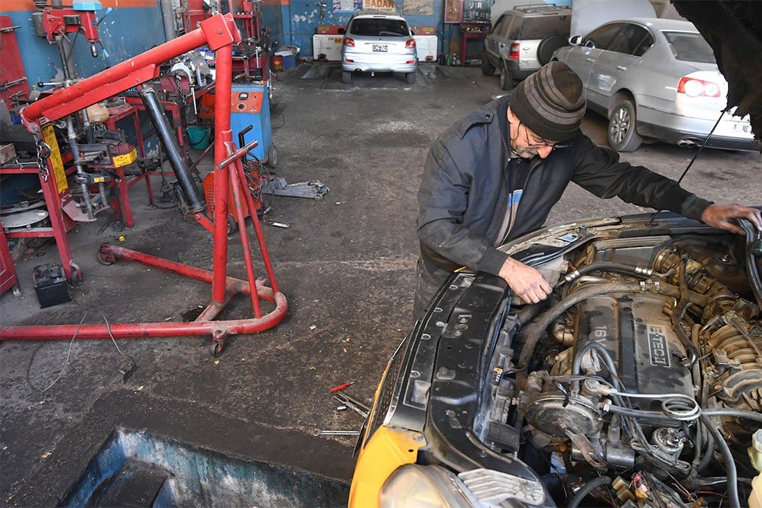 Cuanto cuesta dejar el automovil en condiciones para obtener la oblea de RTO, Revisión Técnica Obligatoria en Mendoza.
Alejandro, trabaja en un taller en Ciudad
Foto:José Gutierrez / Los Andes   