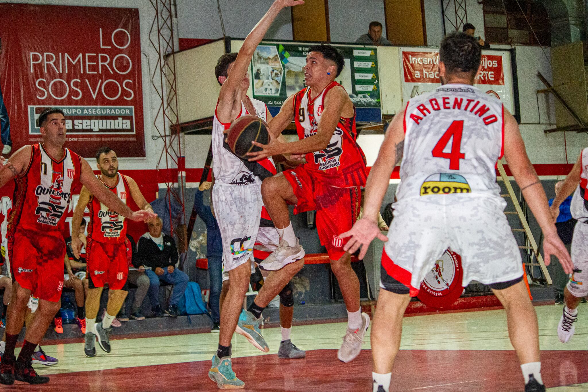 Torneo Oficial de Básquet de Tres Arroyos: triunfos de Huracán, Club de Pelota, Blanco y Negro y Quilmes