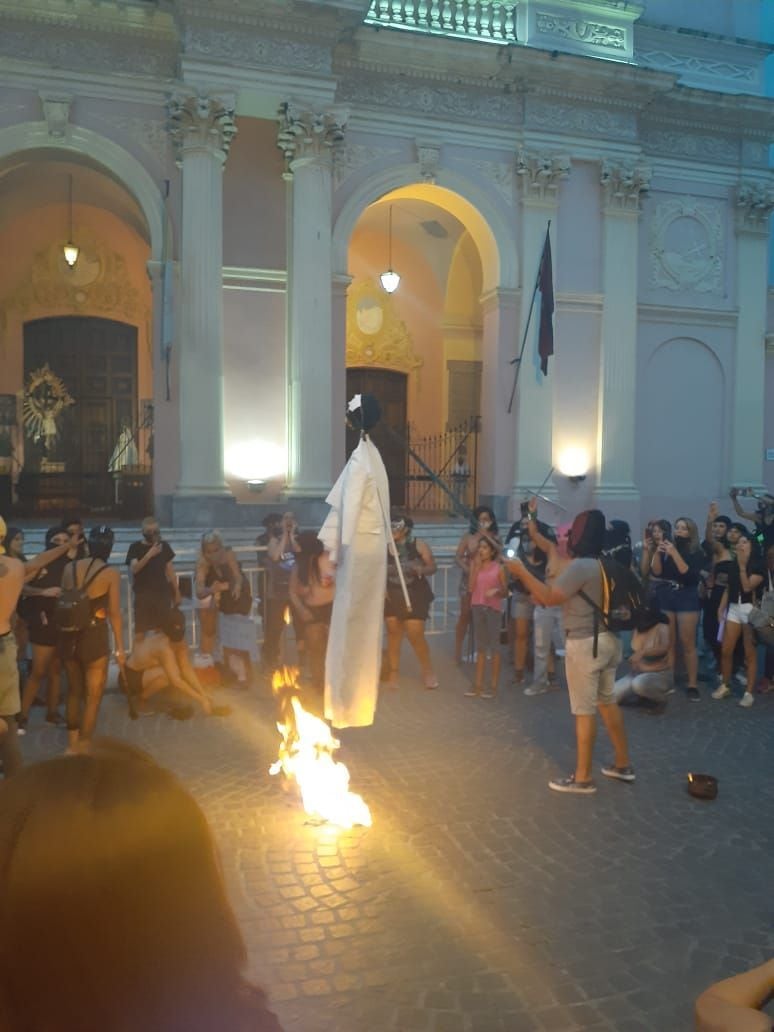 Momentos de tensión se vivieron durante la manifestación por el Día de la Mujer en Salta.