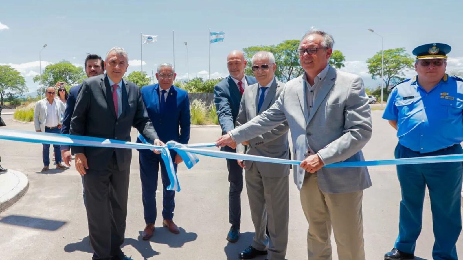 El corte de cintas estuvo a cargo del gobernador Morales; el ministro de Seguridad, Guillermo Corro; el juez de la Suprema Corte de Justicia de la Provincia, Ekel Meyer; el presidente de la Corte, Federico Otaola; y el ministro de Infraestructura, Carlos Stanic; acompañados por el jefe penitenciario, inspector general Julio Vaca.