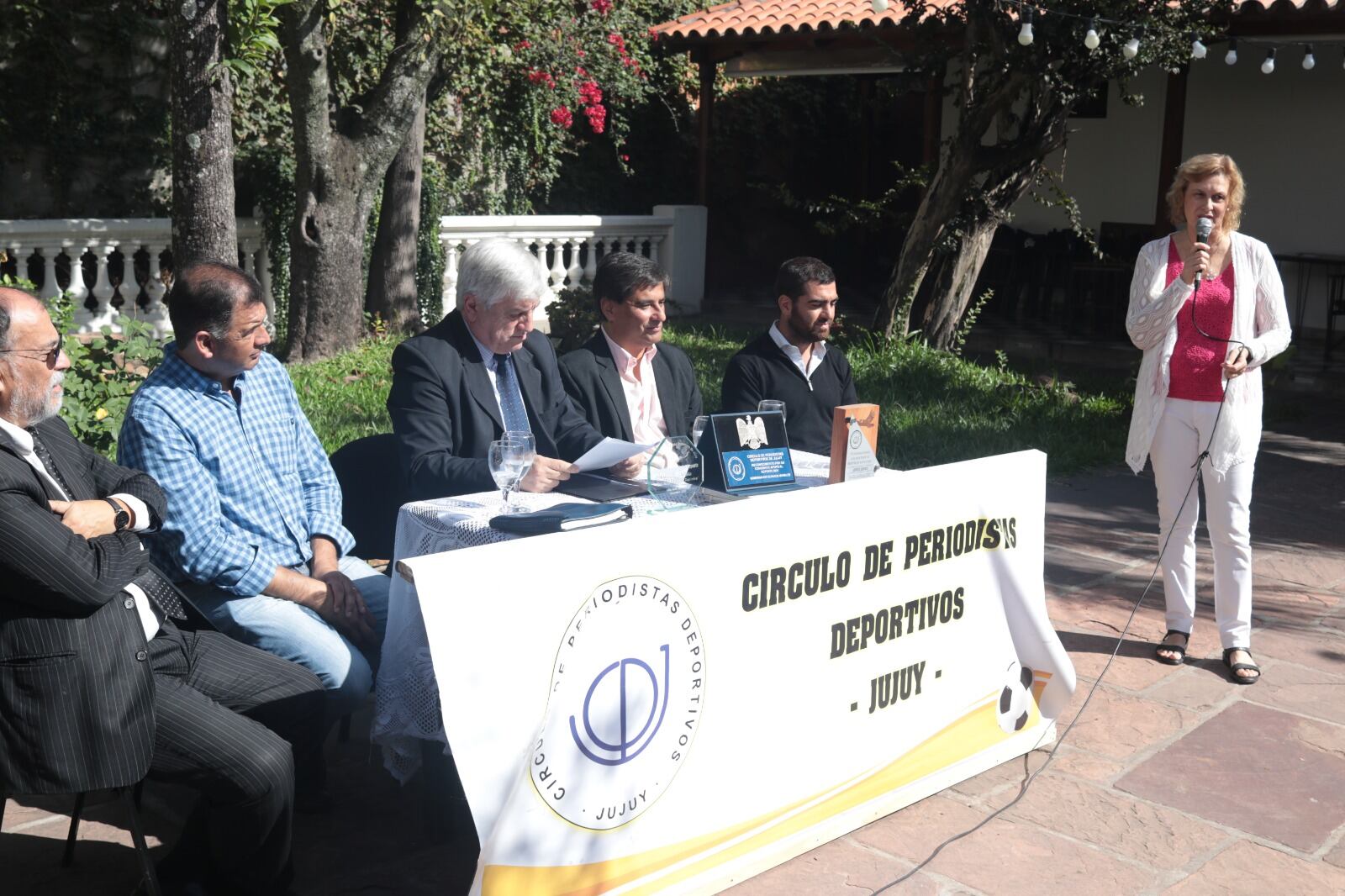 La dirigente del atletismo local Graciela Corradini -también ganadora del "Cóndor de Oro" como deportista- adhirió a la celebración del Círculo de Periodistas Deportivos de Jujuy.