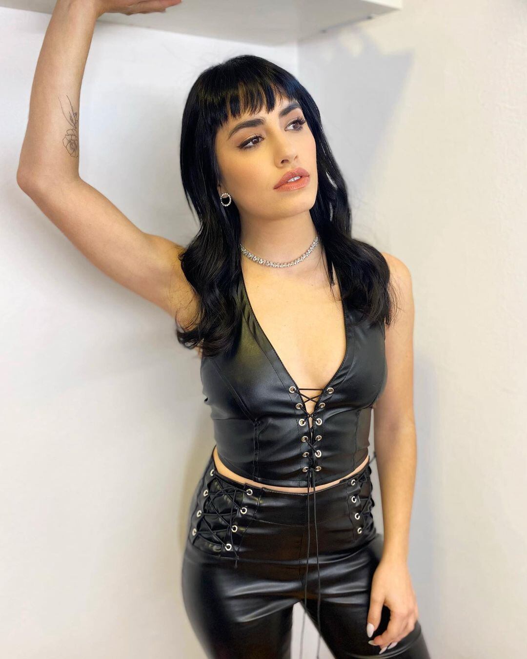 Lali Espósito posó con un total black engomado.