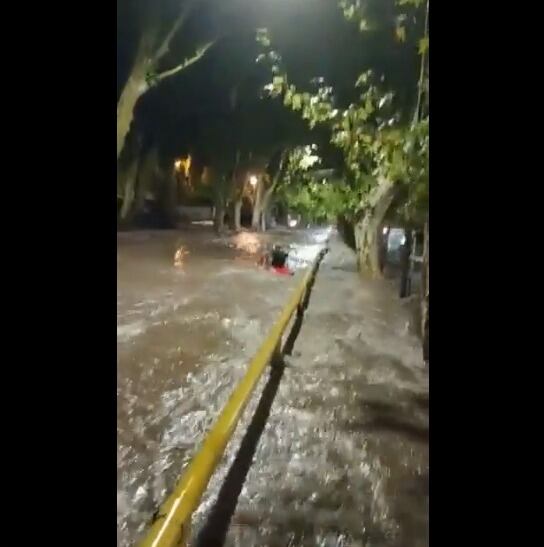 Un mendocino aprovechó la fuerte tormenta, salió a dar un paseo y se volvió viral