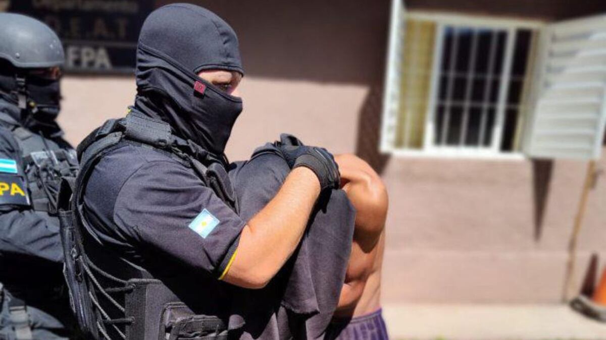Córdoba: tres personas fueron detenidas por vender drogas y amenazar a sus vecinos