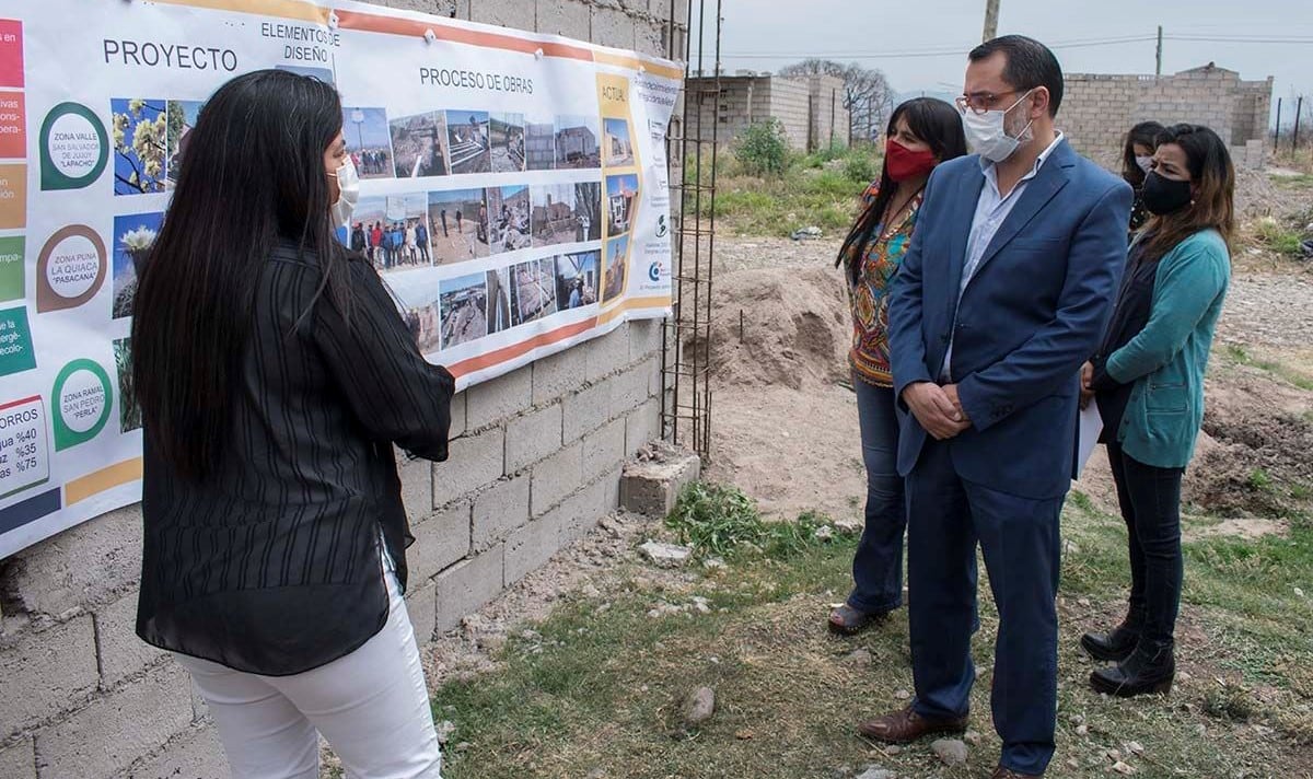 El presidente del Concejo Deliberante de San Salvador de Jujuy, Lisandro Aguiar, y la concejal Patricia Moya, escuchan a la arquitecta Padilla comentando detalles del proyecto.