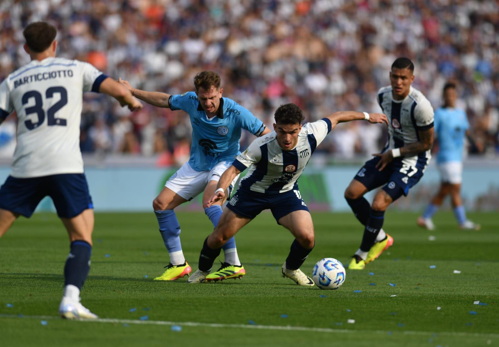 Talleres y Belgrano, en un nuevo clásico en el Kempes por la Liga Profesional. (Facundo Luque / La Voz)