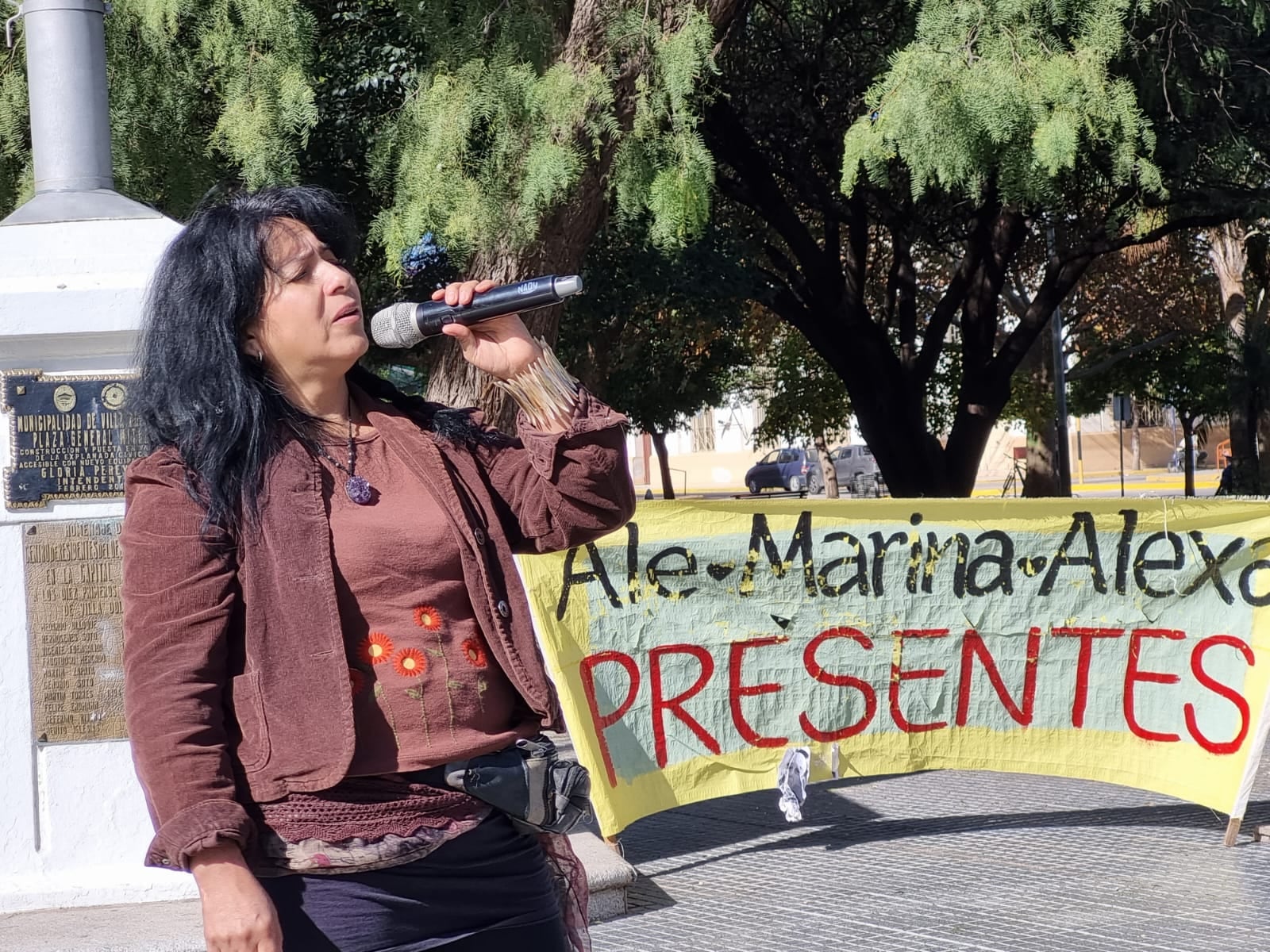 Elecciones 2023: los papás de Alexa (una de las dos sobrevivientes de la trágica colisión ocurrida en octubre pasado en las Altas Cumbres) escracharon a Oscar González en Villa Dolores. (La Voz)