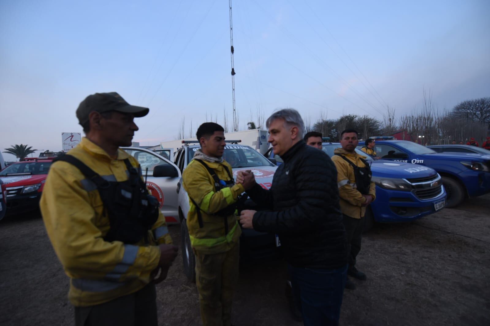 el Gobernador Martín Llaryora en los incendios. Entrada a Capilla del Monte donde se encuentra la base de operaciones de los bomberos que actúan en la zona (La Voz)