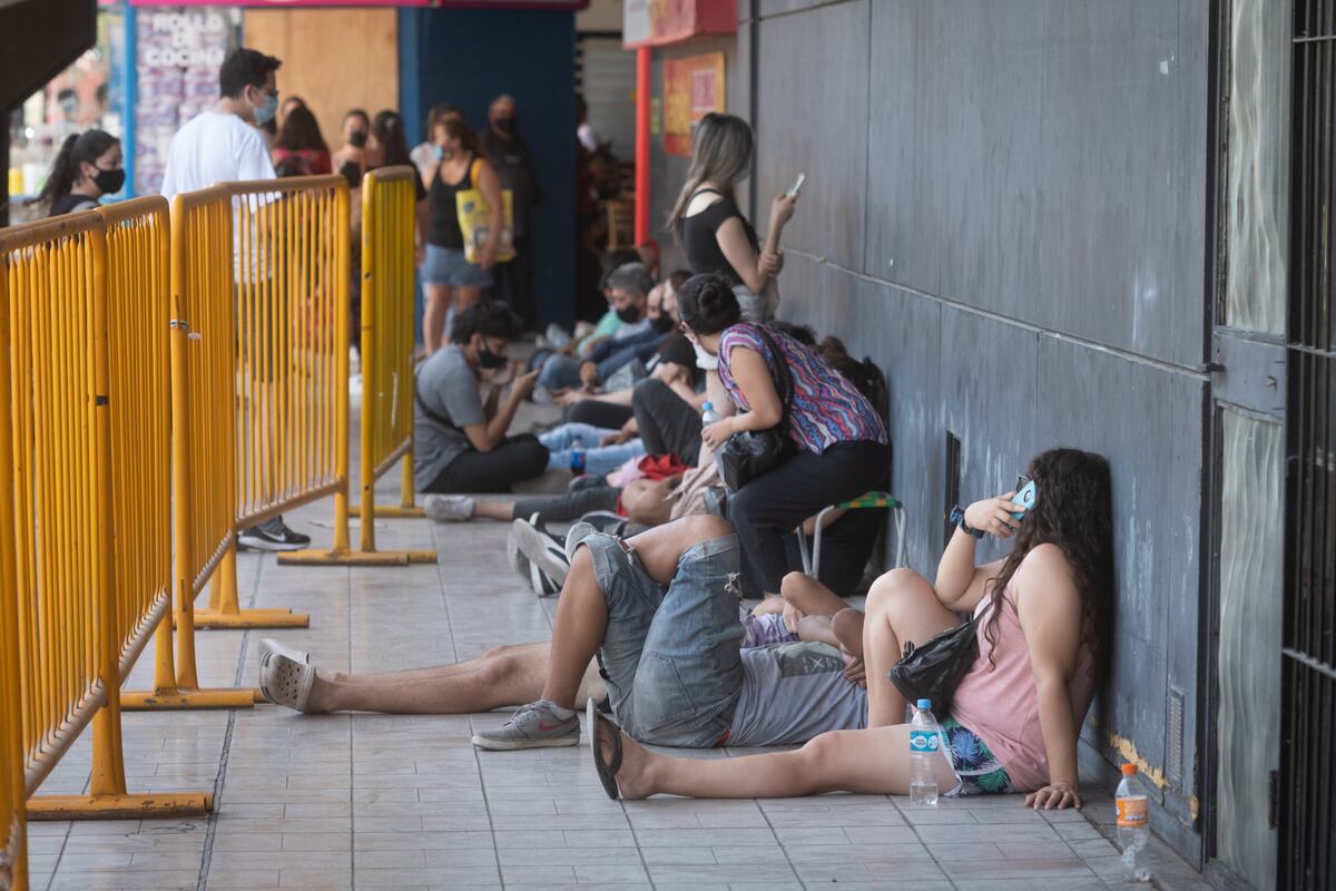 Sigue habiendo largas colas para testarse en diferentes puntos del país