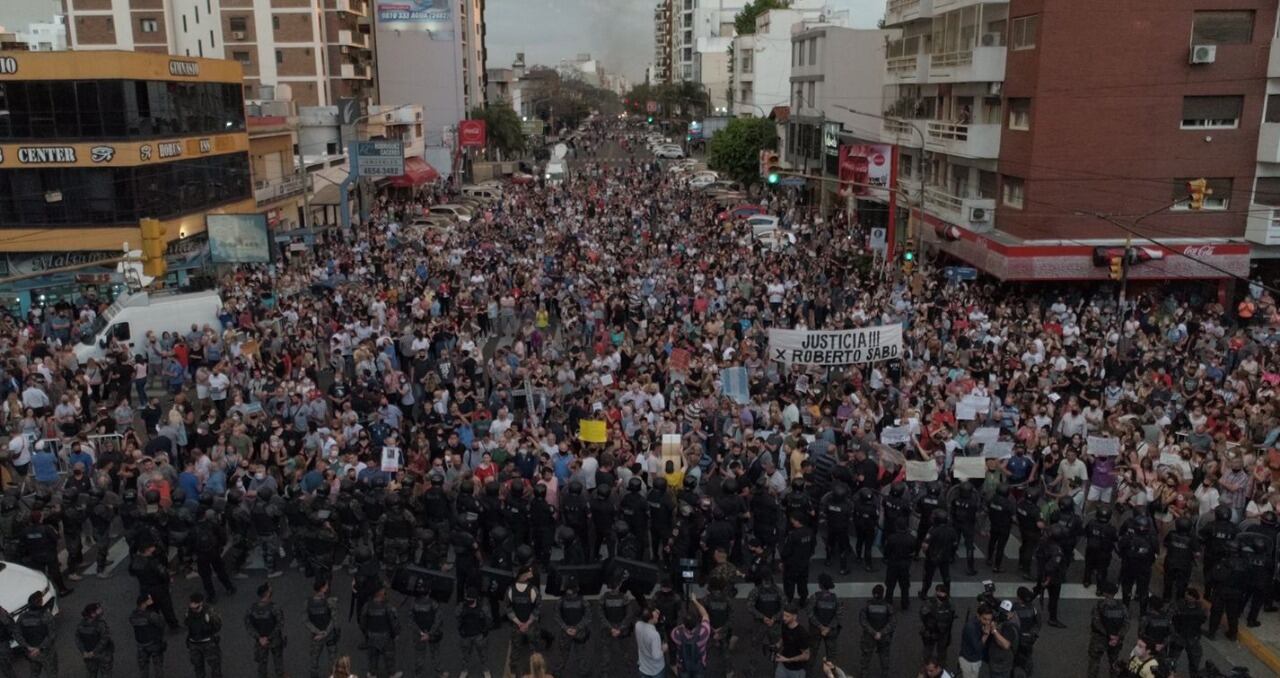 Masiva marcha contra la inseguridad en Ramos Mejía. (Foto: Clarín)