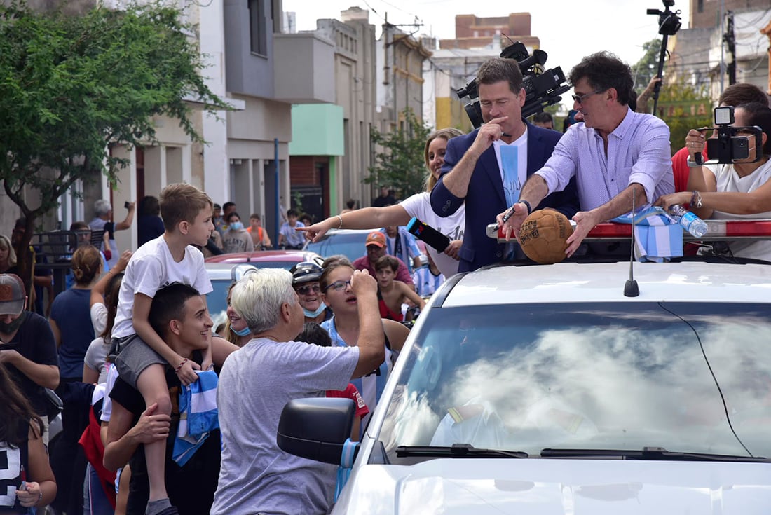 Caravana en homenaje a Mario Alberto Kempes en Bell Ville