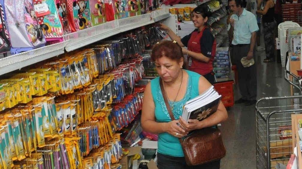 La gente salió un mes antes del inicio de clases a comprar los útiles para evitar los aumentos más fuertes cercanos a marzo.