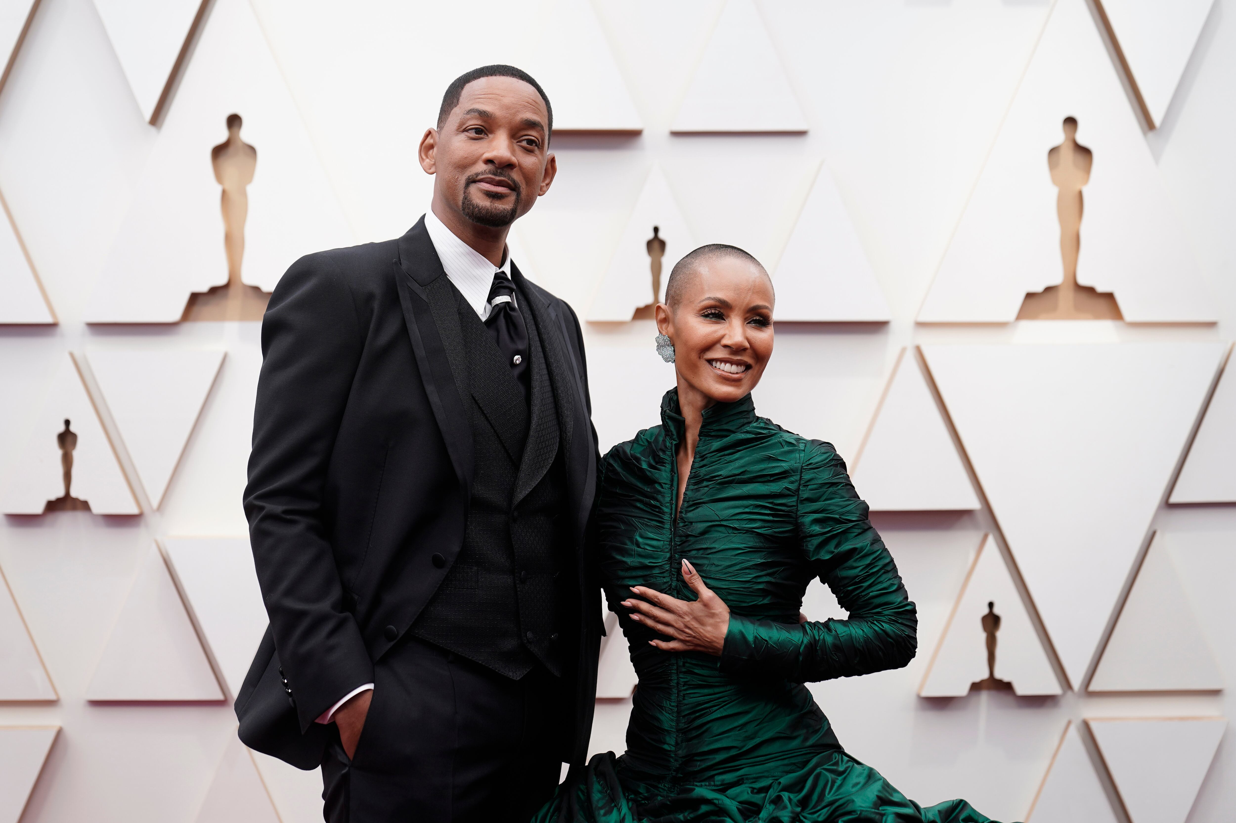 ARCHIVO - Will Smith, izquierda, y Jada Pinkett Smith llegan a los Oscar el 27 de marzo de 2022 en el Teatro Dolby de Los Ángeles. Pinkett Smith y su esposo Will Smith han tenido "vidas completamente separadas" desde 2016, dijo Pinkett Smith en una entrevista con Hoda Kotb. (Foto AP/Jae C. Hong, archivo)