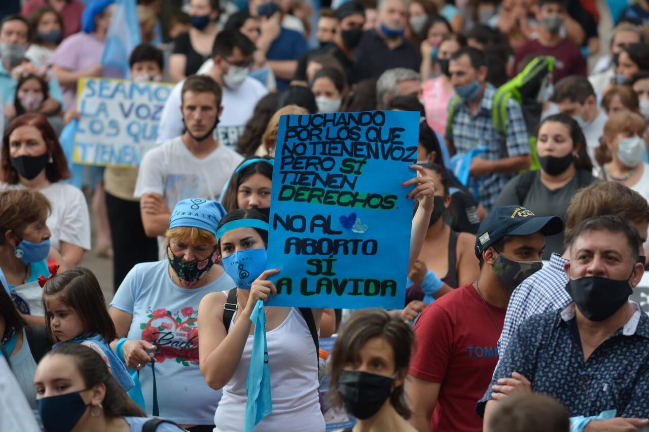 Manifestación de agrupaciones provida en contra del proyecto de aborto legal en Plaza Independencia. Nicolás Ríos/Los Andes