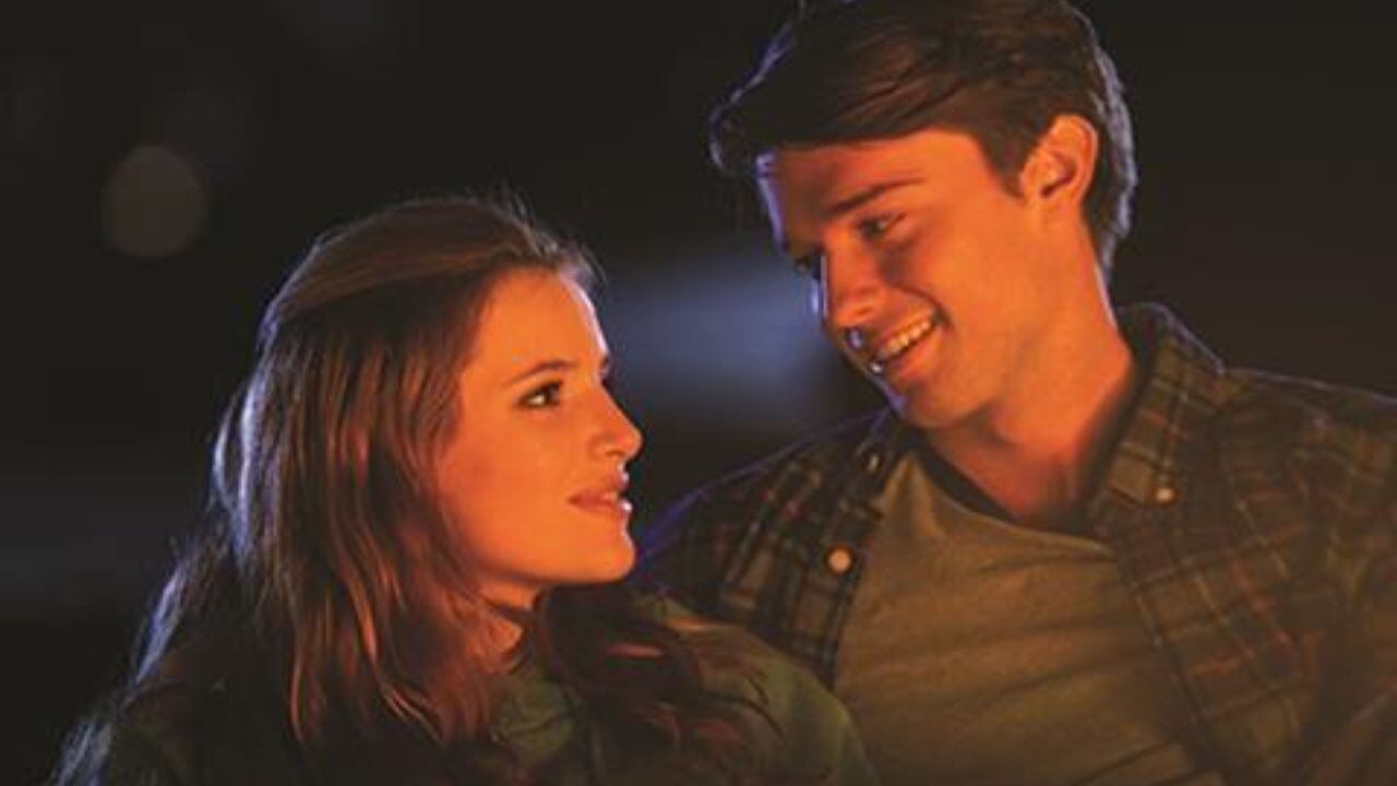 Patrick en la película "Midnight Sun" con Bella Thorne.