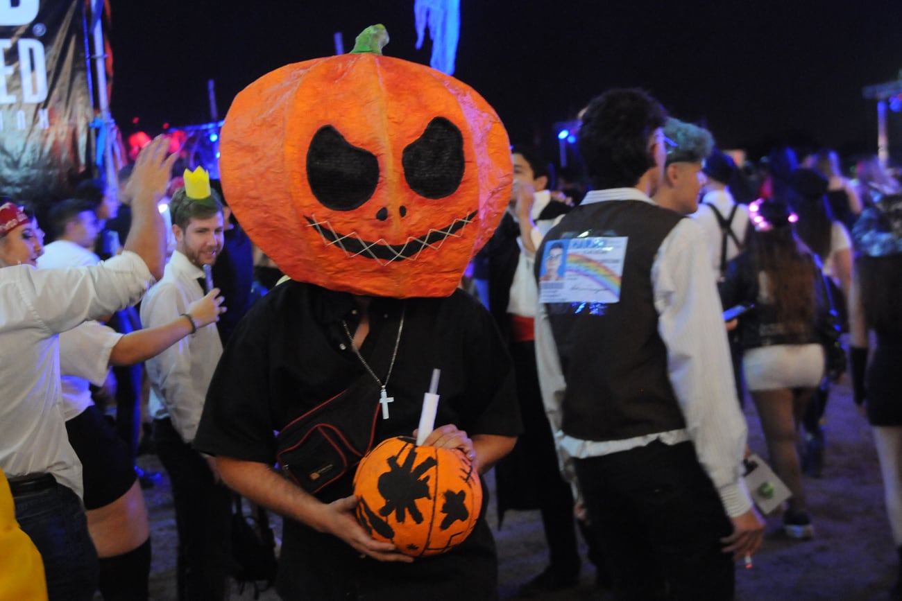 Los turistas habían estado en la fiesta Creepy Halloween. 