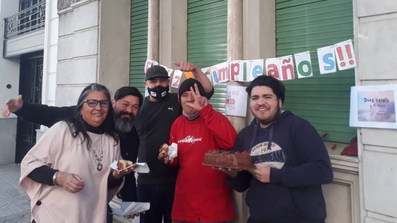 Festejaron el cumple de Cristian, el cuidacoches de Zeballos y Balcarce