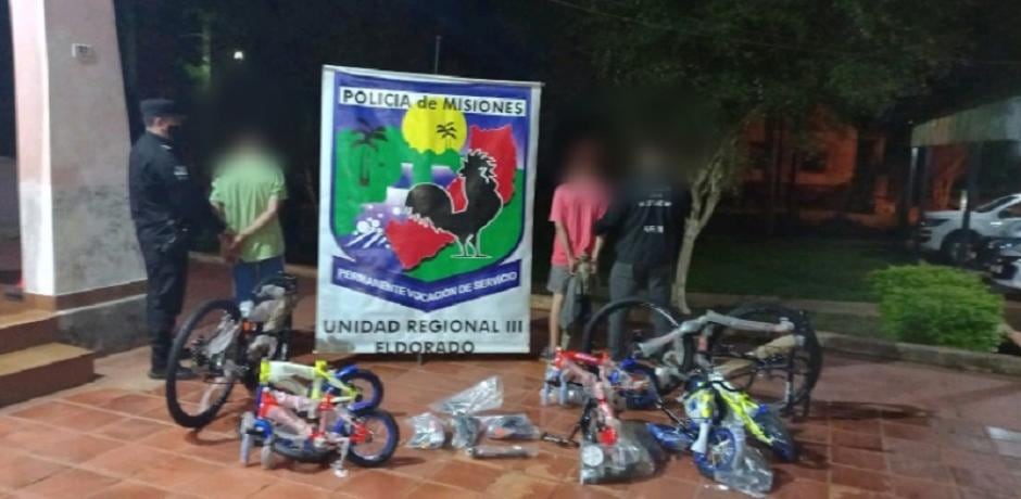 Detienen a dos jóvenes acusados de ser los autores del robo a la bicicletería en Eldorado.