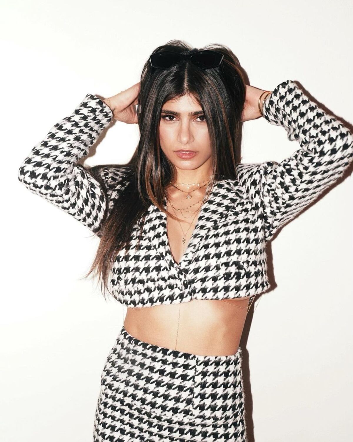 Mia Khalifa sorprendió desde Italia con un conjunto morado con transparencias y pantalón “cut out”