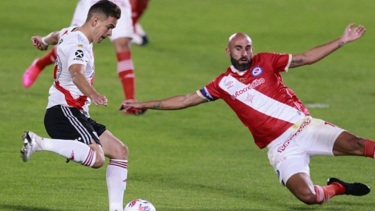 Argentinos convirtió sobre el final y se llevó un triunfo ante River en el Monumental