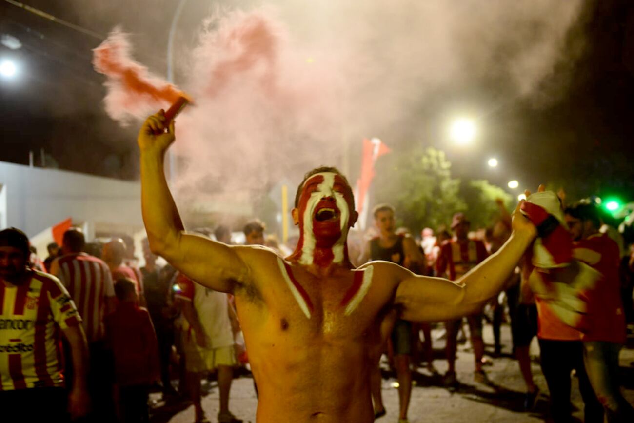 Hinchas de la Gloria celebrando, afuera del estadio de Alta Córdoba, el ascenso de Instituto a la Liga Profesional. 