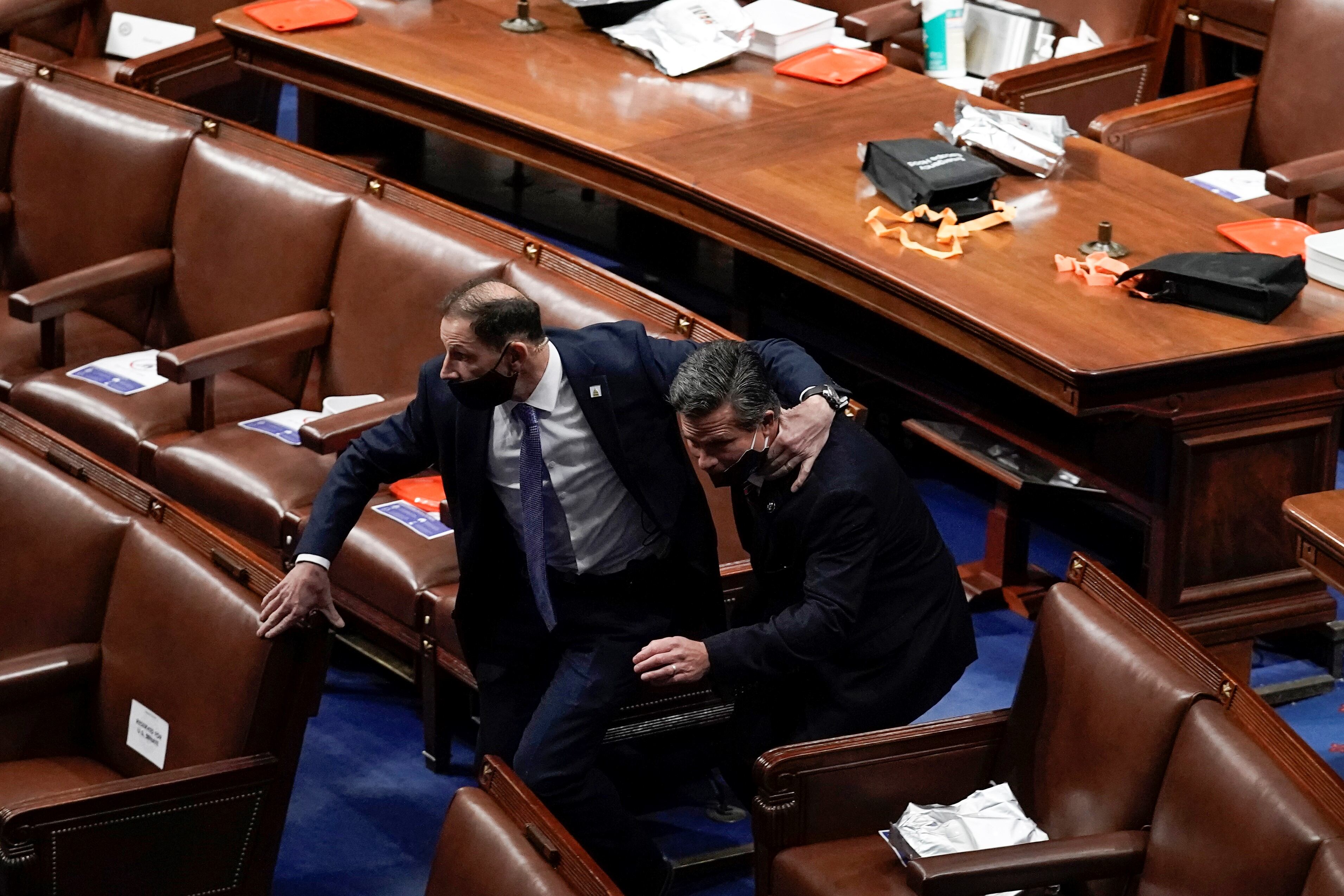 Legisladores estadounidenses evacúan el Capitolio ante el ingreso de manifestantes pro-Donald Trump