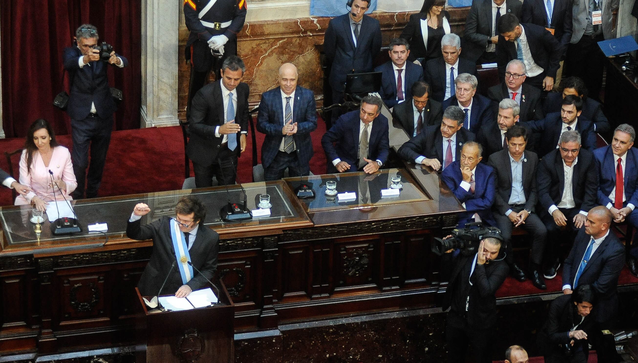 Javier Milei Victoria Villarruell
Apertura legislativa 2024
congeso nacional , Argentina
Gobernadores , Jorge macri , llaryora , pullaro , Axel Kicillof , Nacho torres .
Foto Federico Lopez Claro