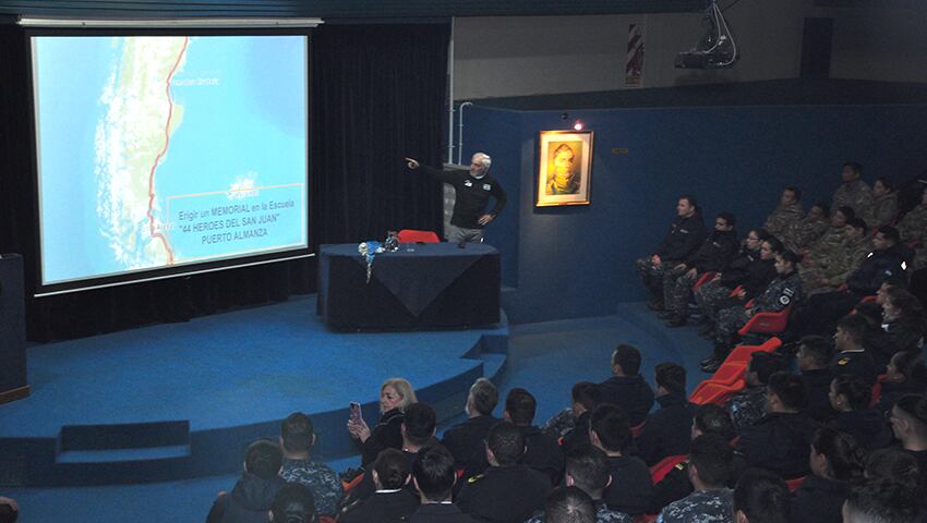 Visitó Puerto Belgrano el Capitán que realiza un homenaje a tripulantes del ARA “San Juan”