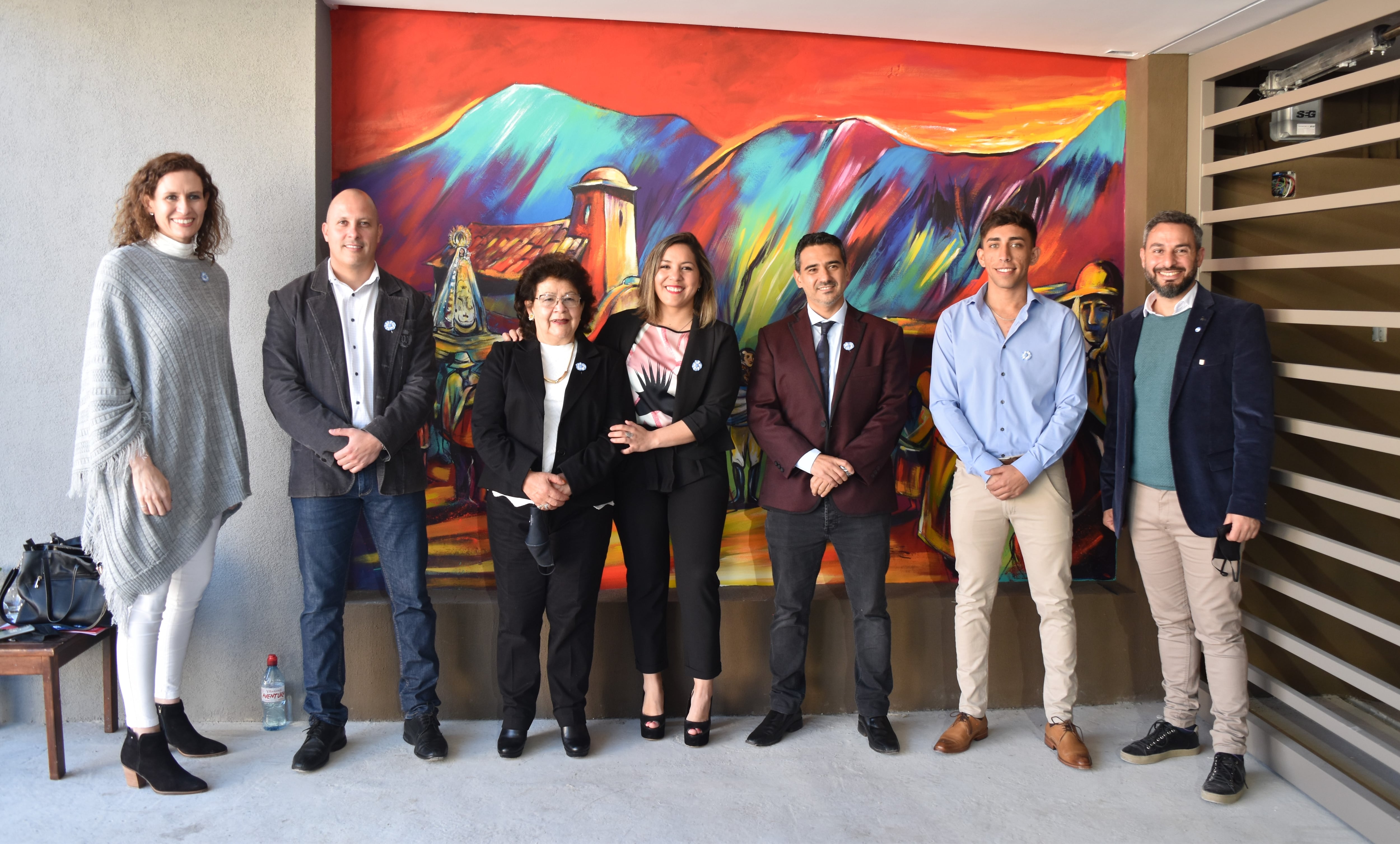 Ejecutivos de la empresa junto al equipo de asesores comerciales que lidera Carlos Chaile, posan con el espectacular mural de Cortez a sus espaldas.