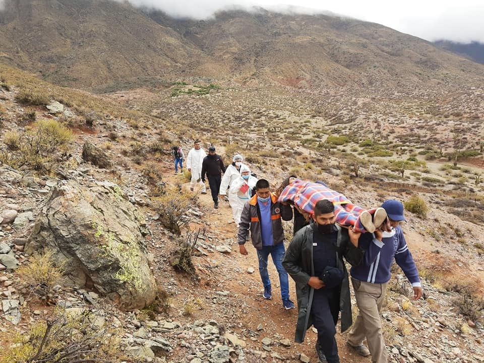 La joven fue trasladada a pie por un tramo de una hora y está internada, al parecer ilesa.