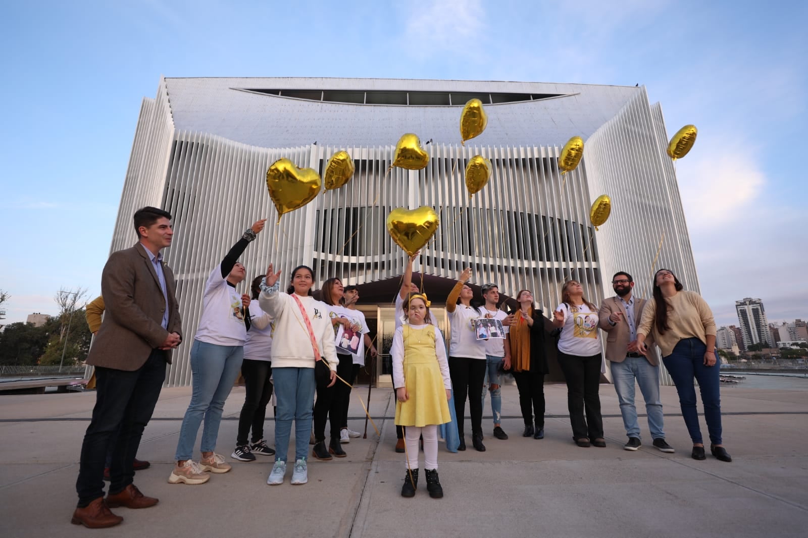 Familiares y legisladores, tras la aprobación de la adhesión.