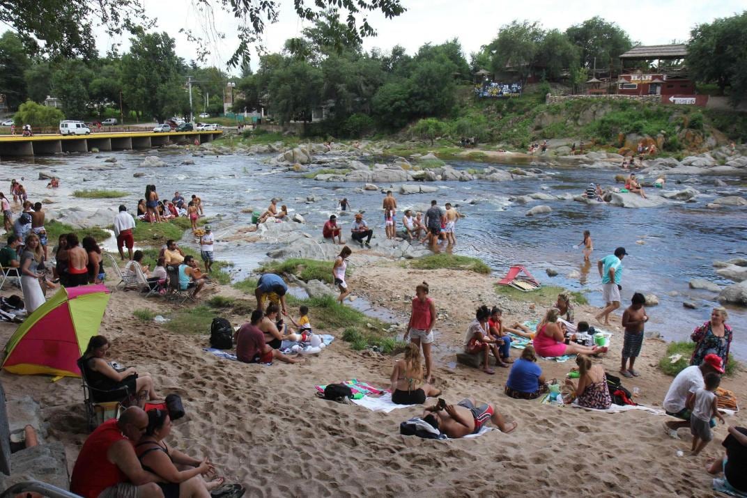 Refresco. Ayer, sol y río en el balneario Playas de Oro, en Carlos Paz. (La Voz) 