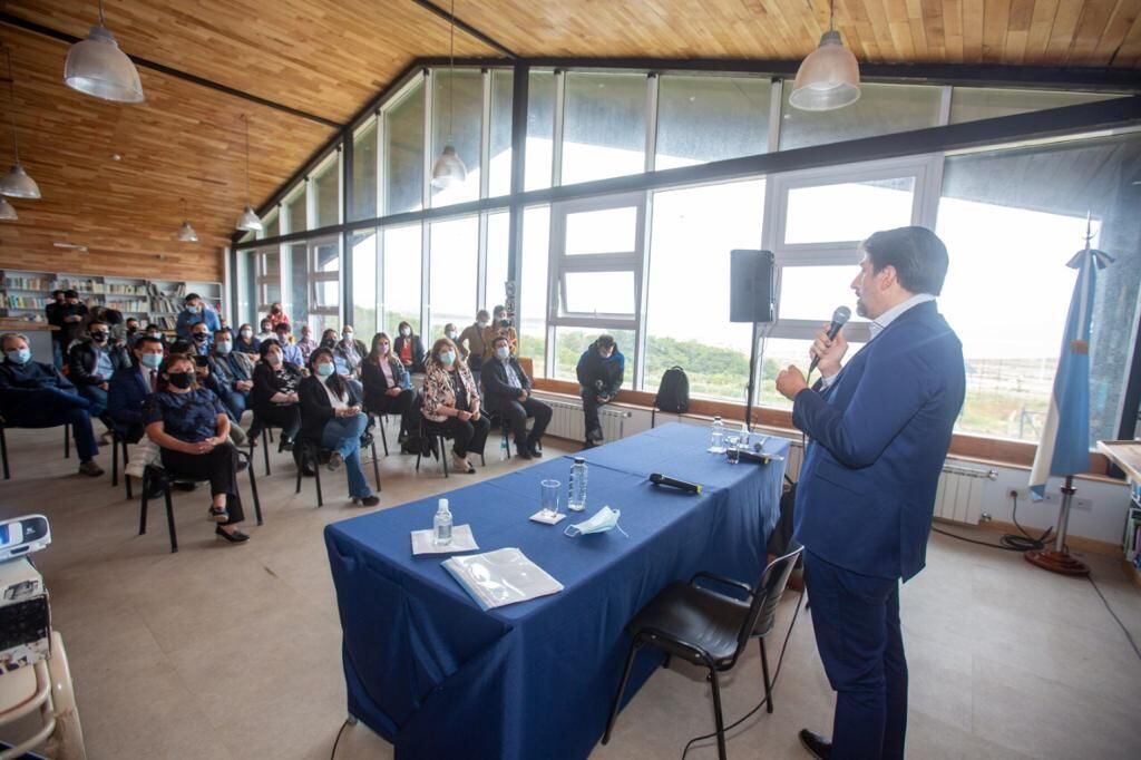 María José Calderón, acompañada del director del Instituto Terra Nova, Sebastián Puig Ubois, participó del encuentro que mantuvo el ministro de Educación de la Nación.