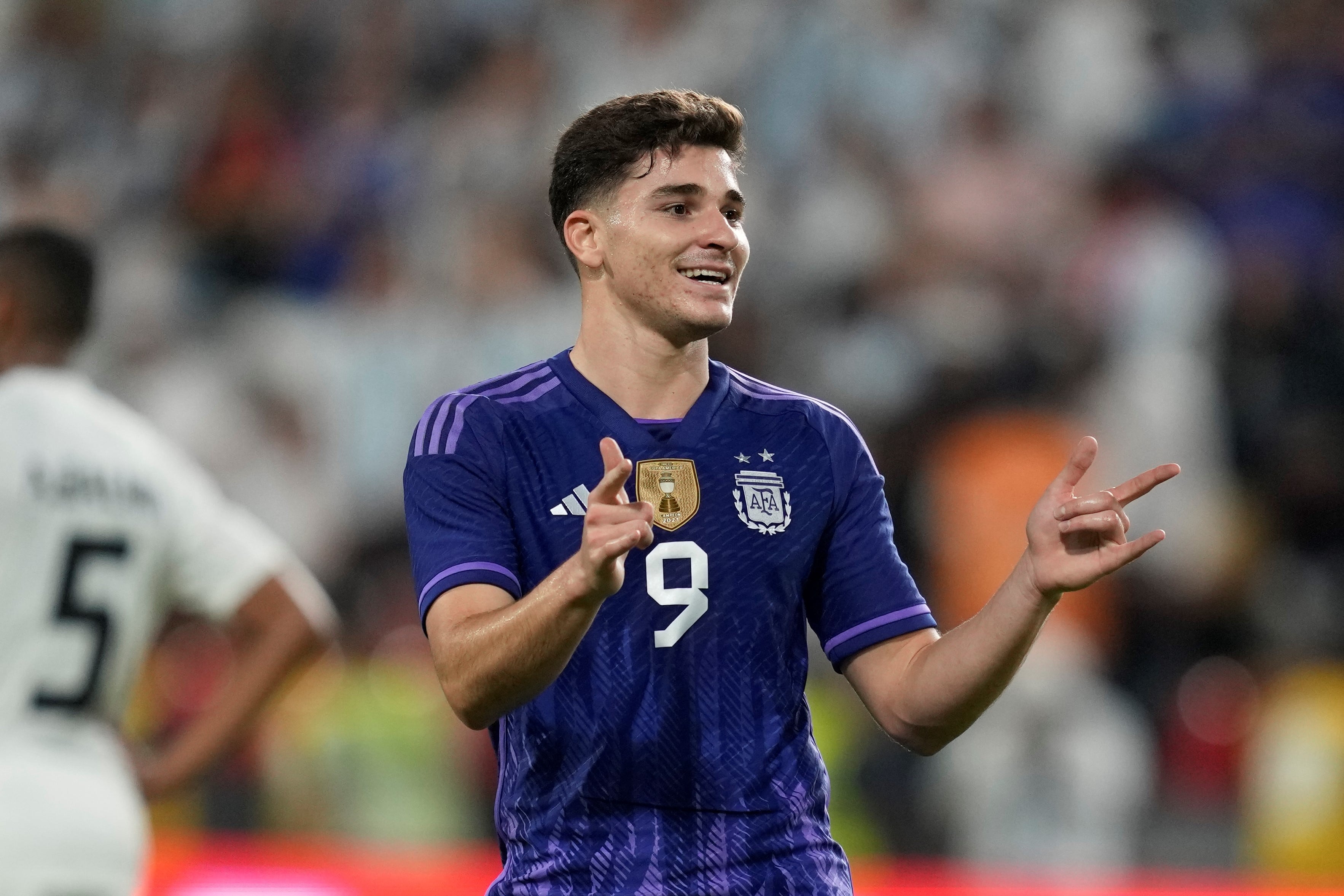 Julián Álvarez y su festejo de gol en el amistoso ante Emiratos Árabes. (AP Photo/Kamran Jebreili).