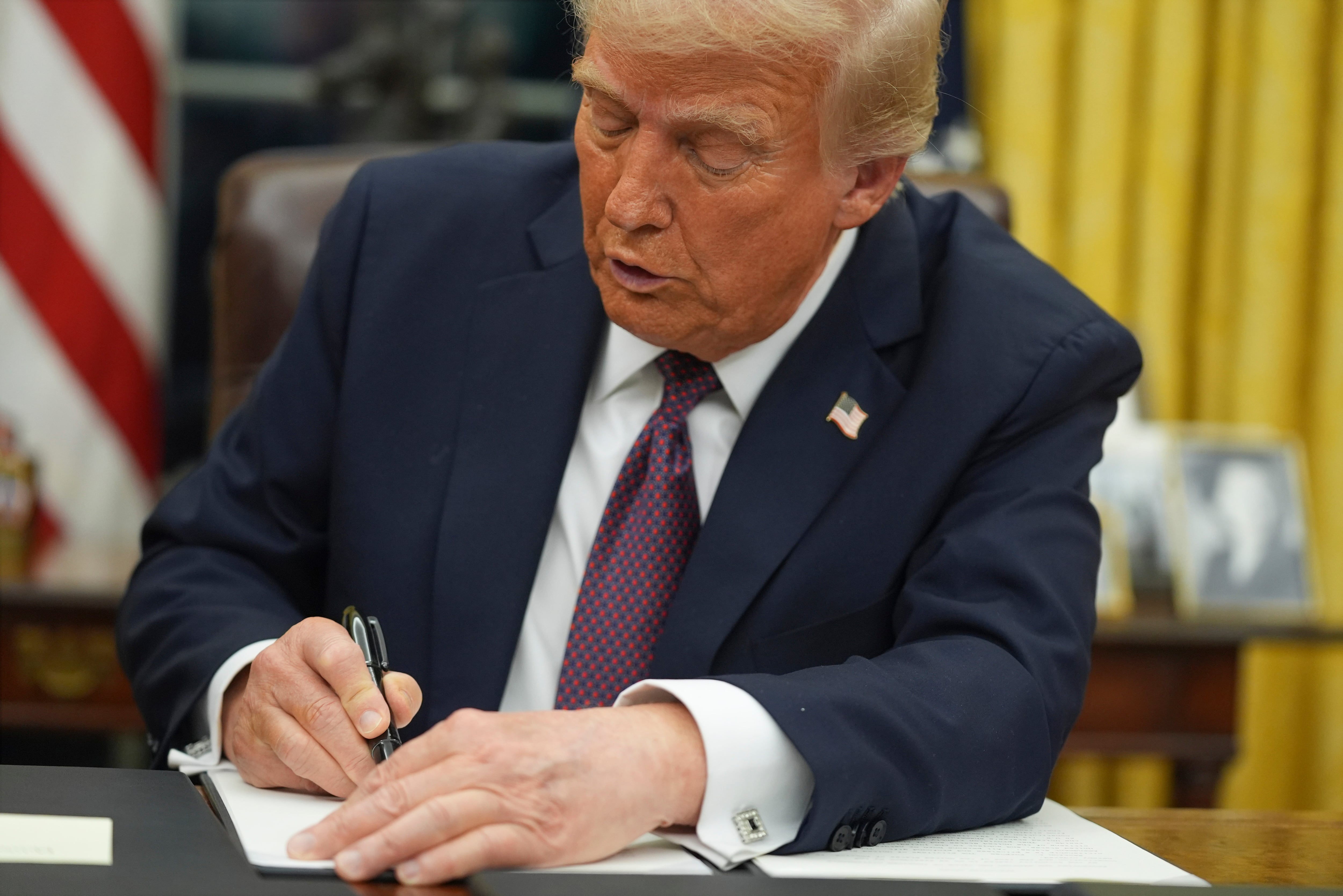 El presidente Donald Trump firma una orden ejecutiva sobre la ciudadanía por derecho de nacimiento en el Despacho Oval de la Casa Blanca, el lunes 20 de enero de 2025, en Washington. (AP foto/Evan Vucci)