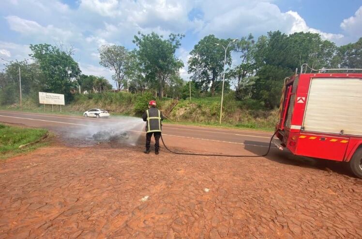 Oberá: una motocicleta fue consumida por el fuego mientras circulaba