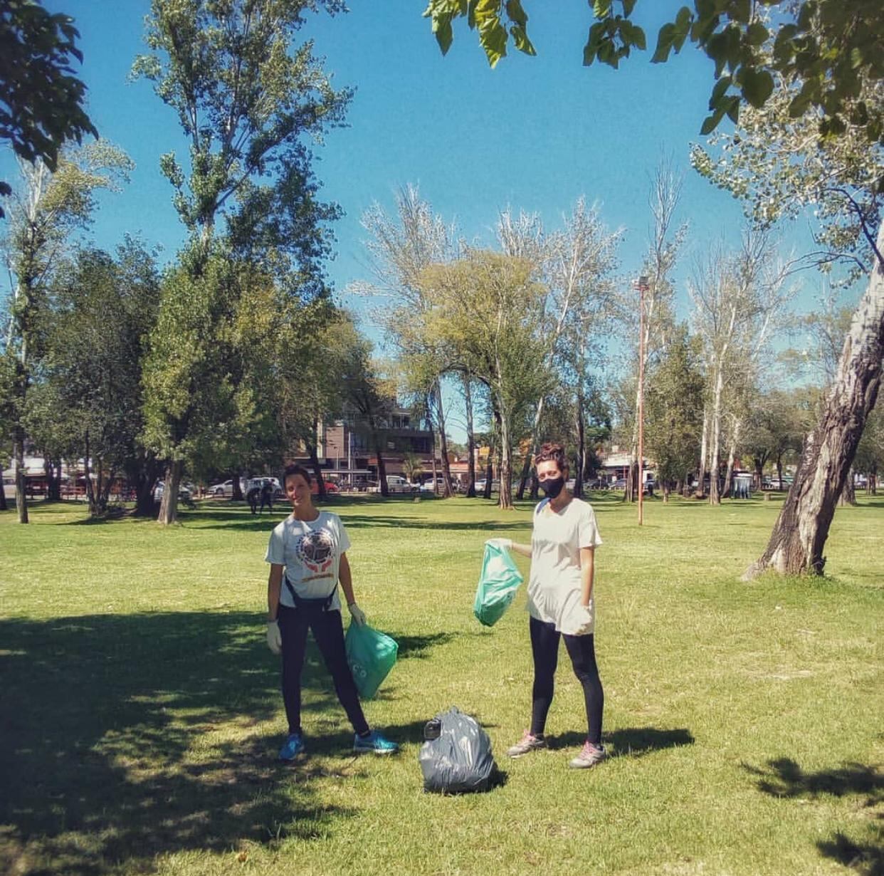 Los "Amigos del lago San Roque" llevaron adelante una jornada de recolección de residuos.