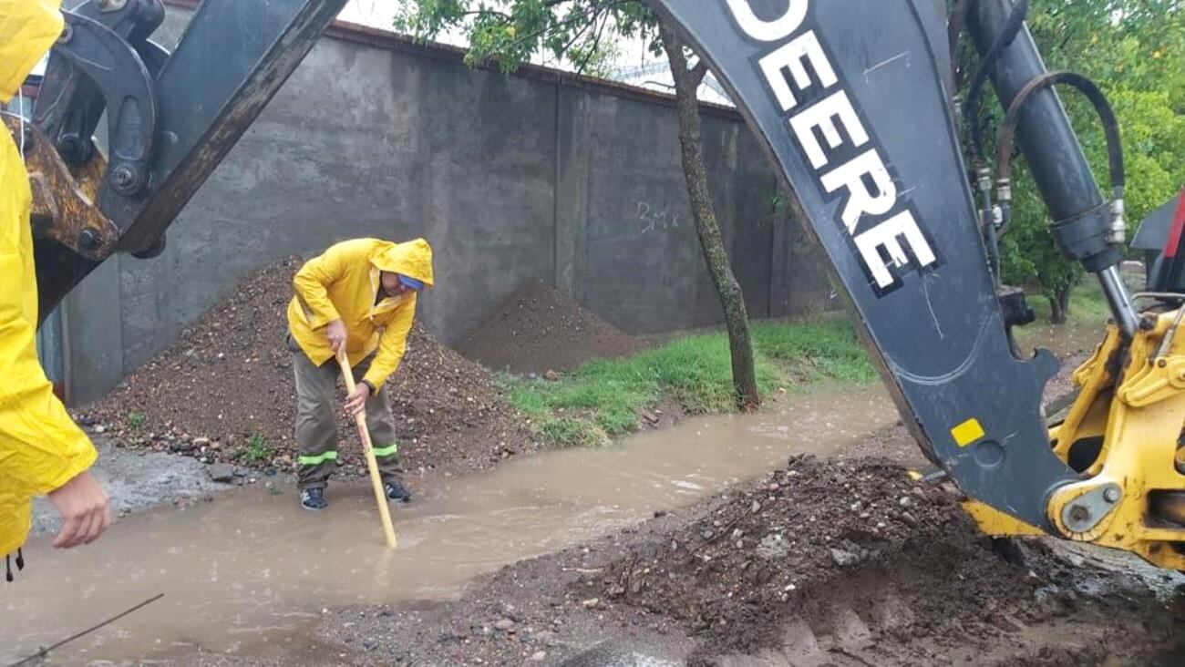 Trabajan en el despeje de los colectores pluviales para que drene el agua.