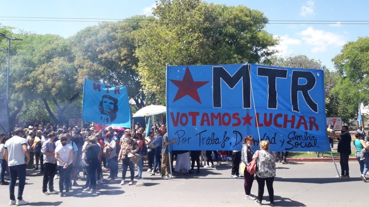 Piqueteros piden comida y trabajo en la puerta de un supermercado en la Ruta 20