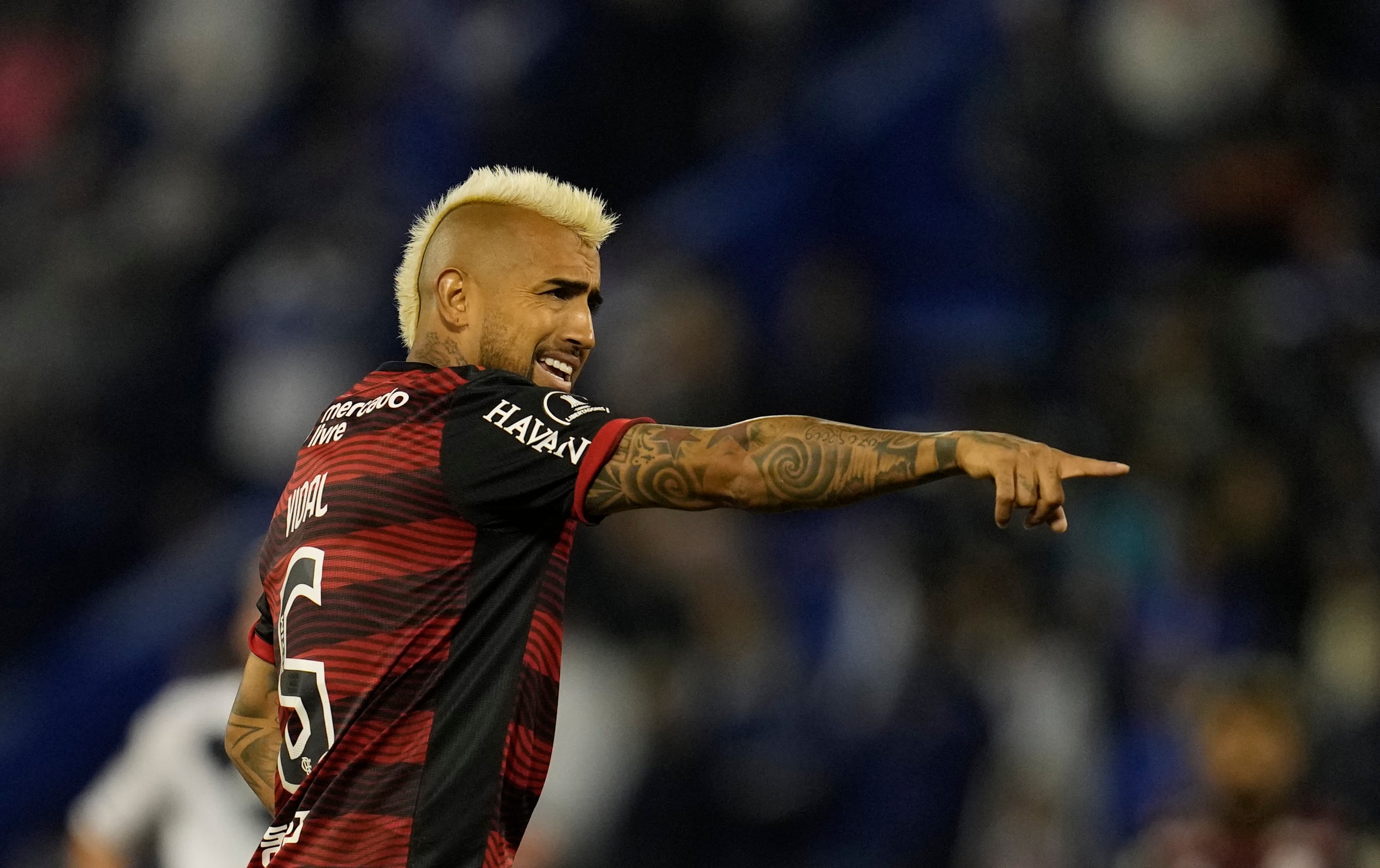 ARCHIVO - El volante chileno Arturo Vidal de Flamengo durante el partido contra Vélez Sarsfield, el 31 de agosto de 2022, en Buenos Aires. (AP Foto/Natacha Pisarenko)