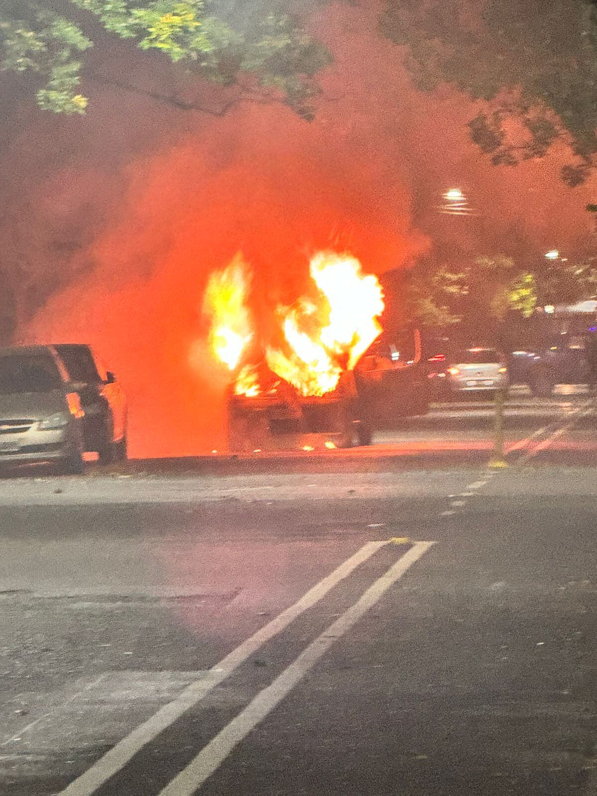 Algunos coches quedaron destruidos por completo.