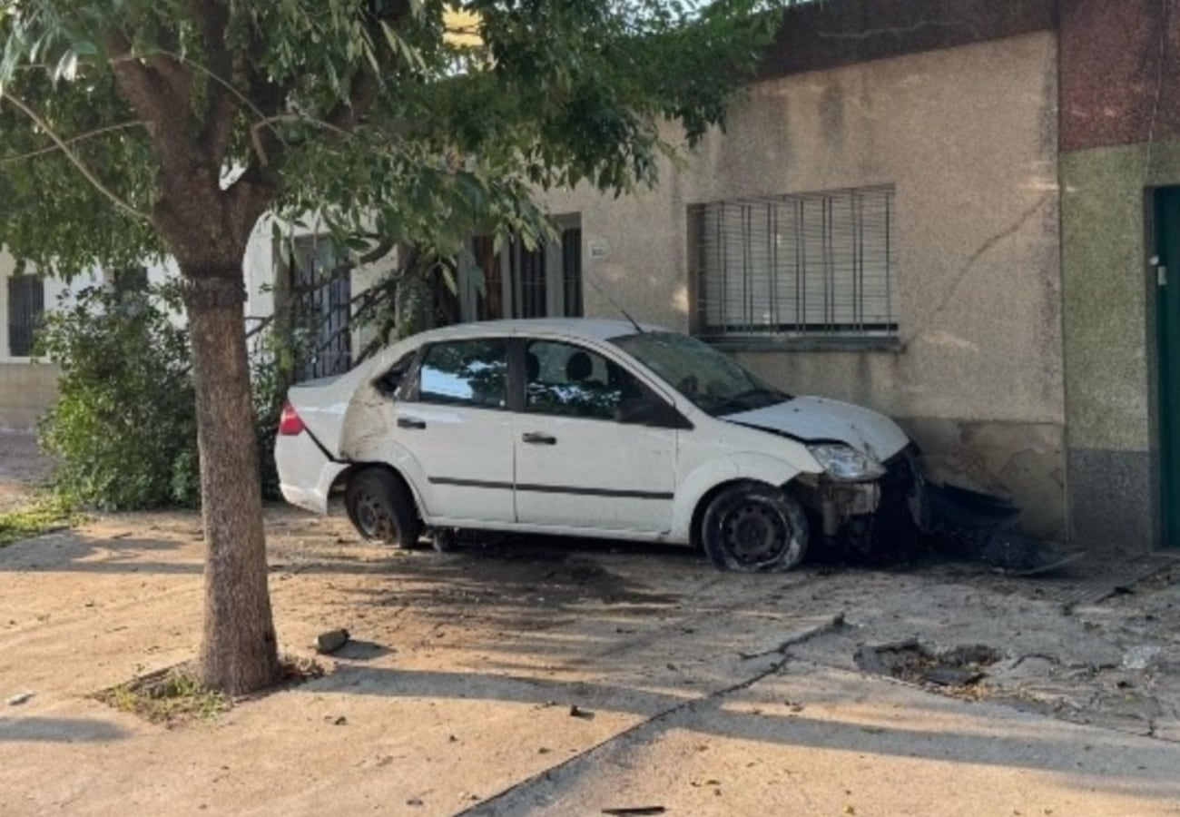 El conductor de un Ford Fiesta perdió el control y terminó incrustado contra una vivienda.