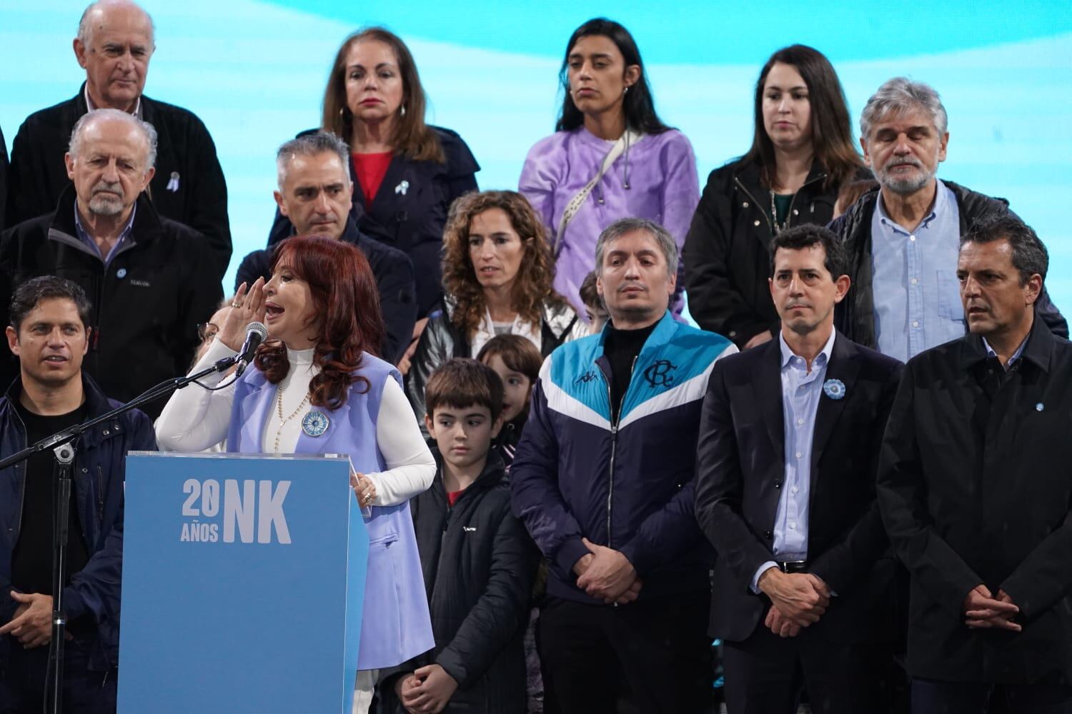 Cristina Kirchner en la Plaza de Mayo y ante una multitud de seguidores. Foto: Clarín.