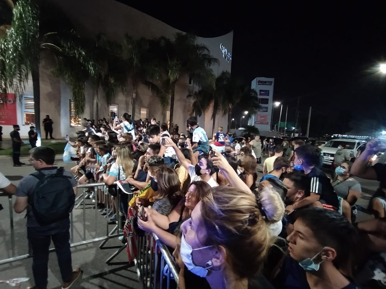 Los hinchas se agolparon para recibir a la Selección campeona de América, que juega este martes en el Kempes.