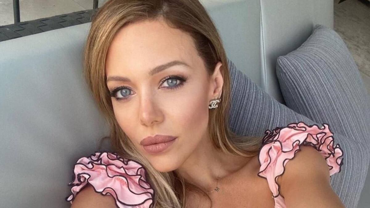 Evangelina Anderson posó con un vestido de red que dejó a la vista su microbikini negra